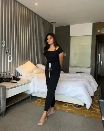 Call Girls Versova Cash On Delivery